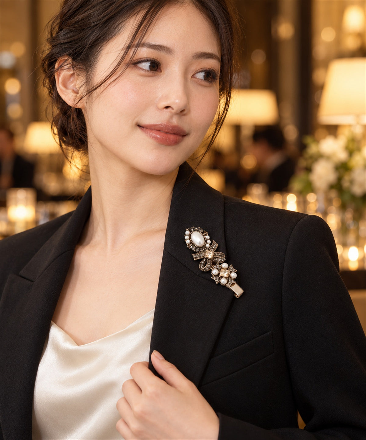 Carina ヘアピン シャンパン 襟元に留めたブローチ使いのイメージ
