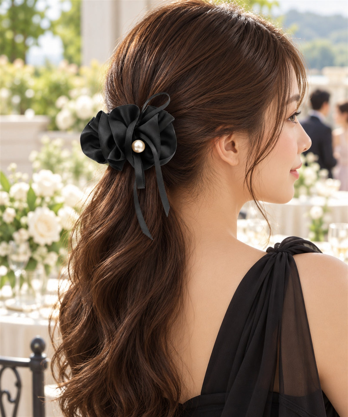 Serve Hair Pin サテンフラワーヘアピン ブラック 昼のパーティーでの着用イメージ 横から