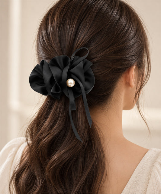 Serve Hair Pin サテンフラワーヘアピン ブラックをハーフアップに着用した後ろ姿