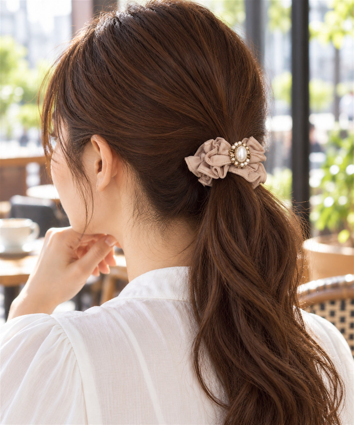 Donadela ビジューシュシュ ベージュ カフェでの後ろ姿の着用イメージ