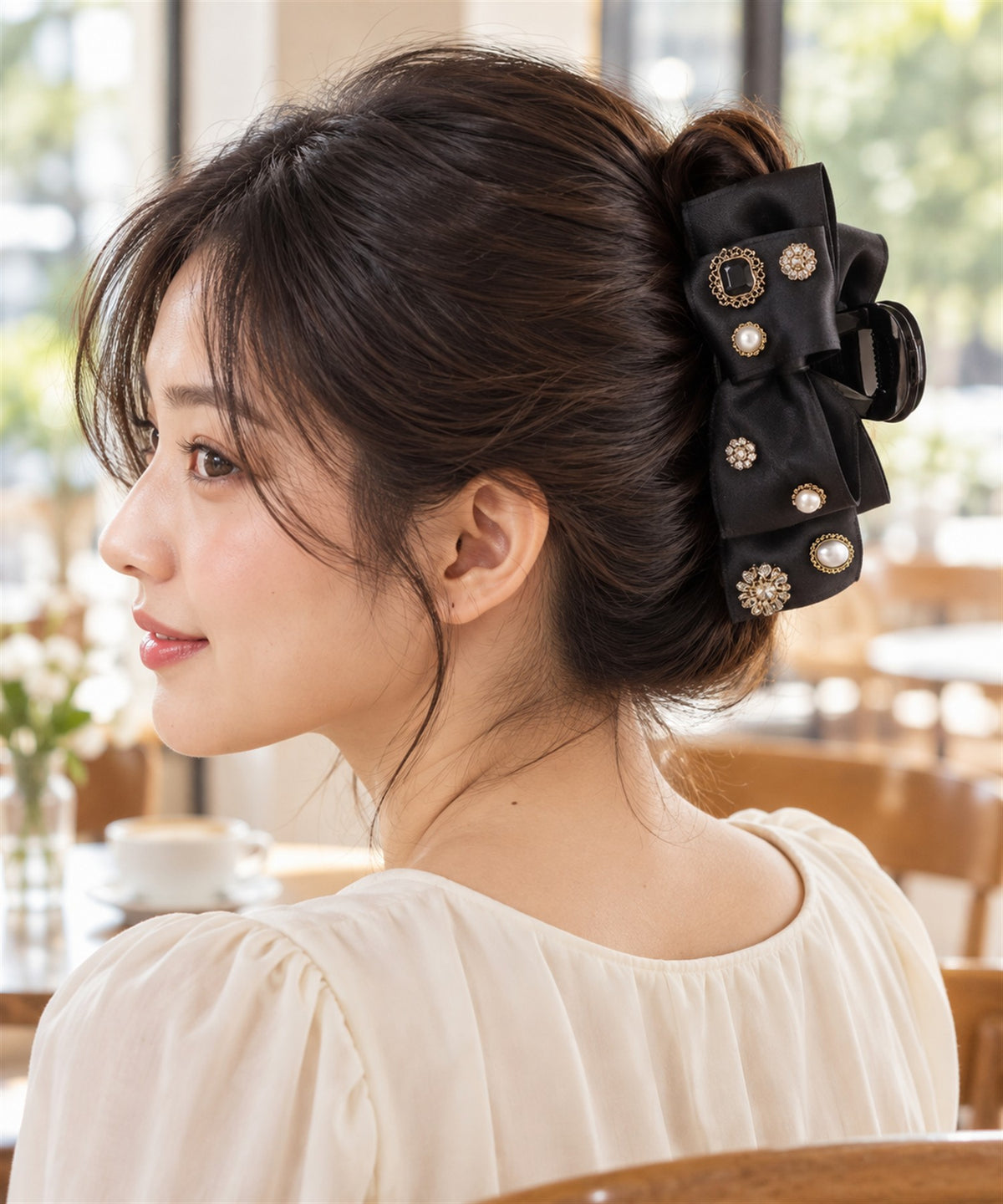 Nilda バンスクリップ ブラック カフェでの後ろ姿の着用イメージ