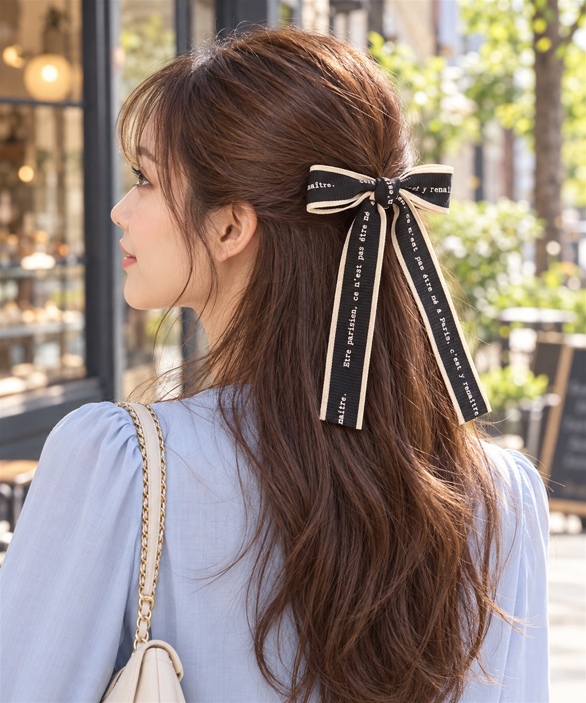 Maëlle ロングリボンバレッタ ブラック 左からの横顔の着用イメージ