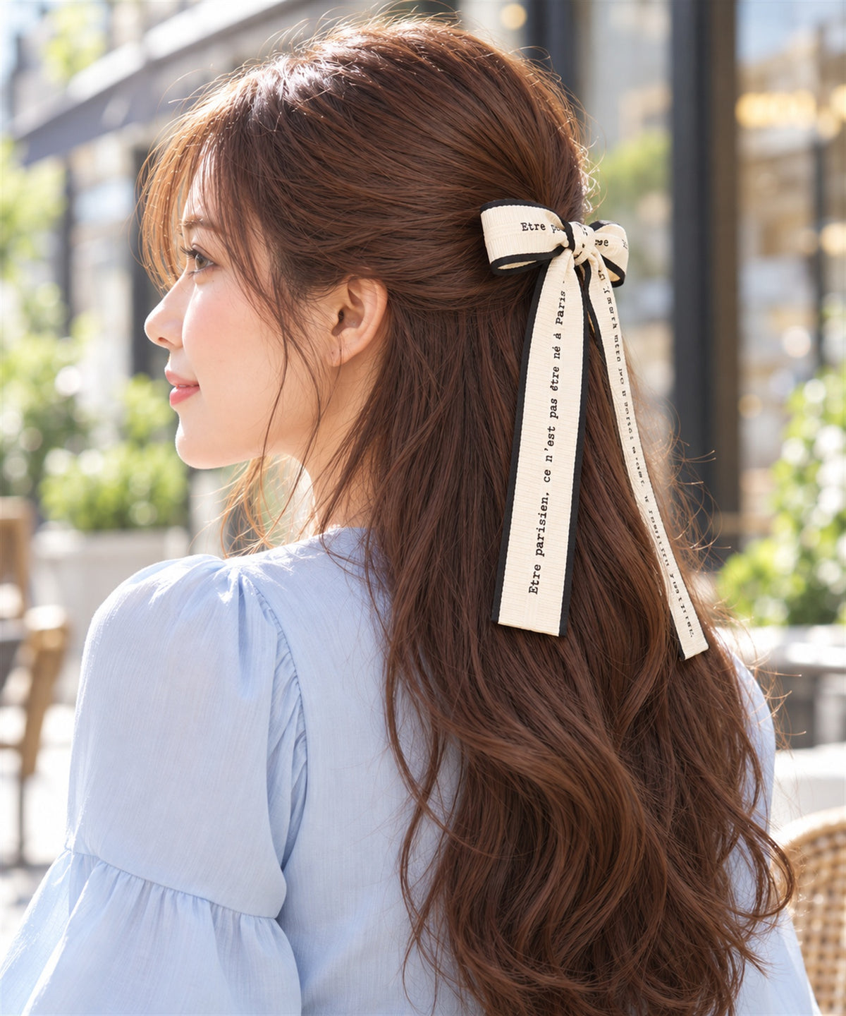 Maëlle ロングリボンバレッタ アイボリー 街での横顔の着用イメージ