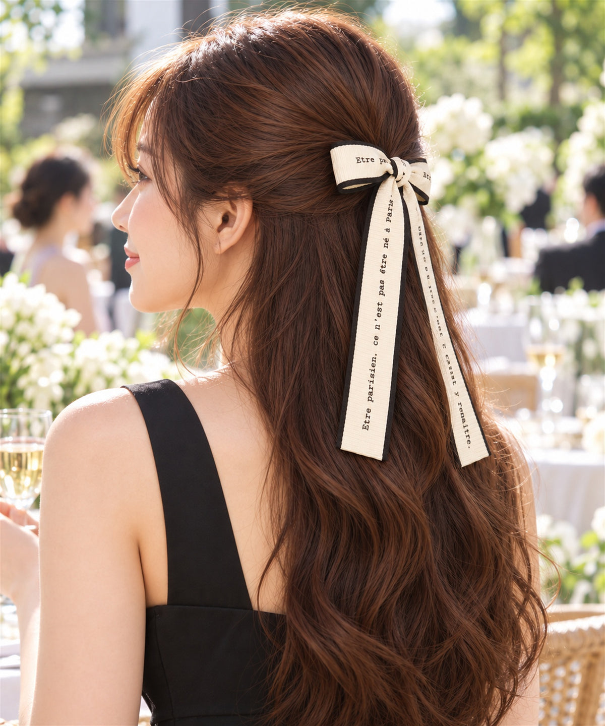 Maëlle ロングリボンバレッタ アイボリー 昼のパーティーでの横顔